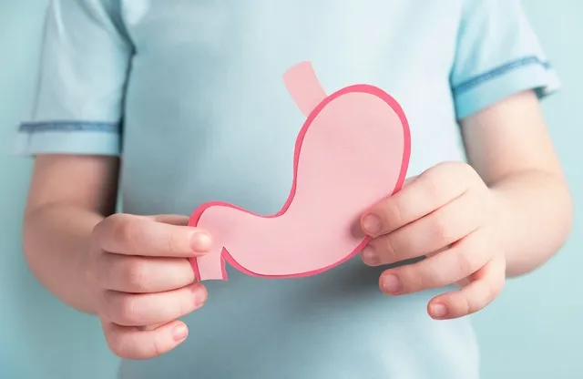 キリキリとした胃痛の原因は？考えられる病気・対処法・受診の目安を医師が解説！