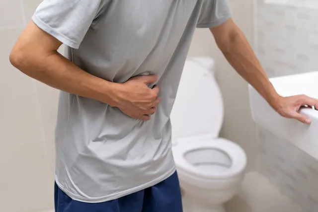 腸閉塞でも便が出る？考えられる原因や受診の目安を医師が解説！