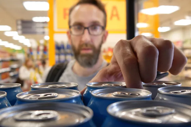 エナジードリンクの飲み過ぎは体に悪い？医師が解説