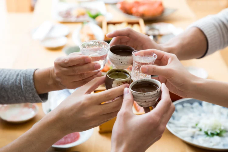 【二日酔い対策】コンビニで買えるおすすめの飲み物を医師が解説